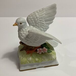 Towle‎ Fine Porcelain White Dove Wind Up Music Box Decor